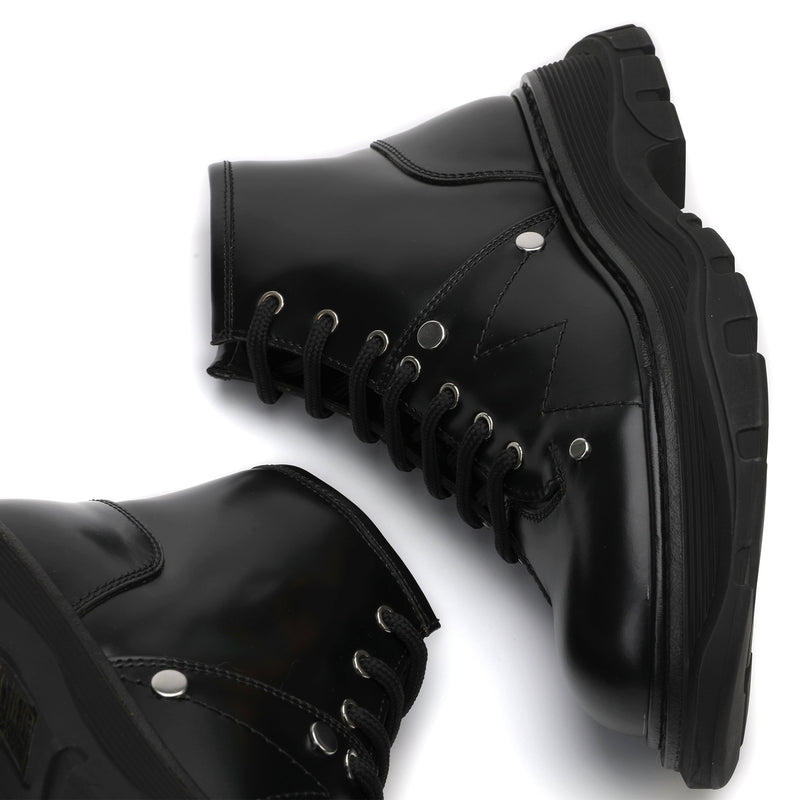 Alexander McQueen Tread Lace Up Leather Boots In Black With Black Stitch | Designer code: 595469WHZ81 | Luxury Fashion Eshop | Lamode.com.hk