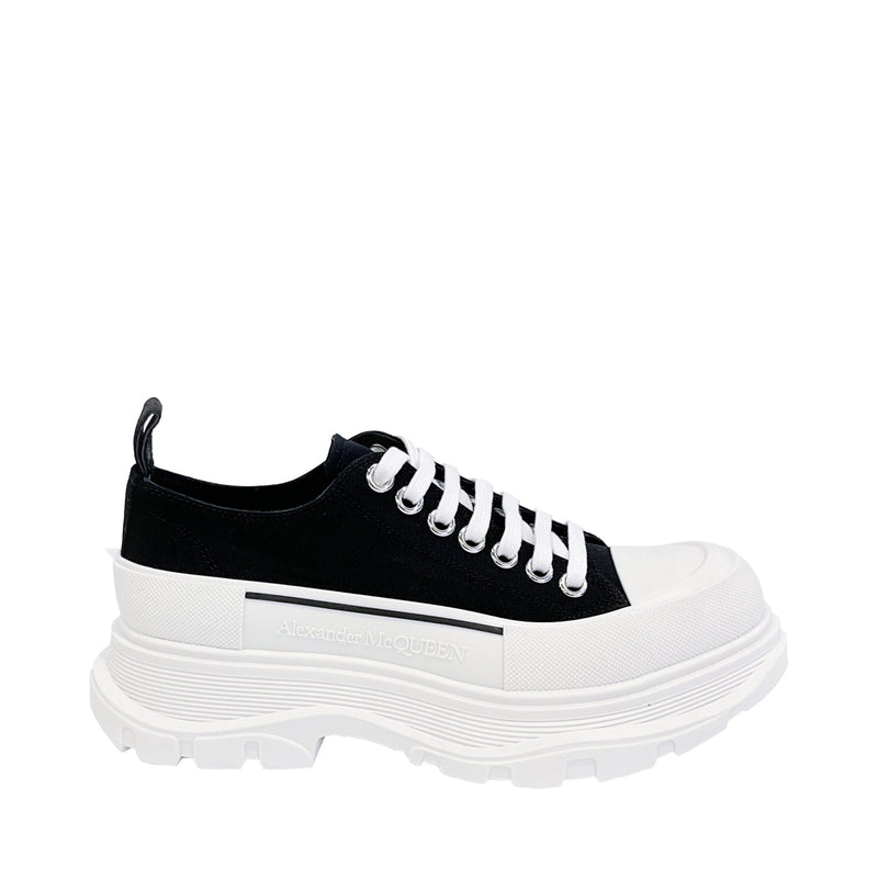 Alexander McQueen Tread Slick Low Top Sneakers | Designer code: 705660W4MV2 | Luxury Fashion Eshop | Lamode.com.hk