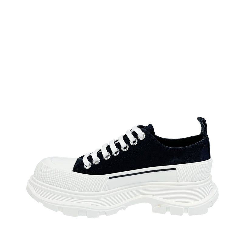 Alexander McQueen Tread Slick Low Top Sneakers | Designer code: 705660W4MV2 | Luxury Fashion Eshop | Lamode.com.hk