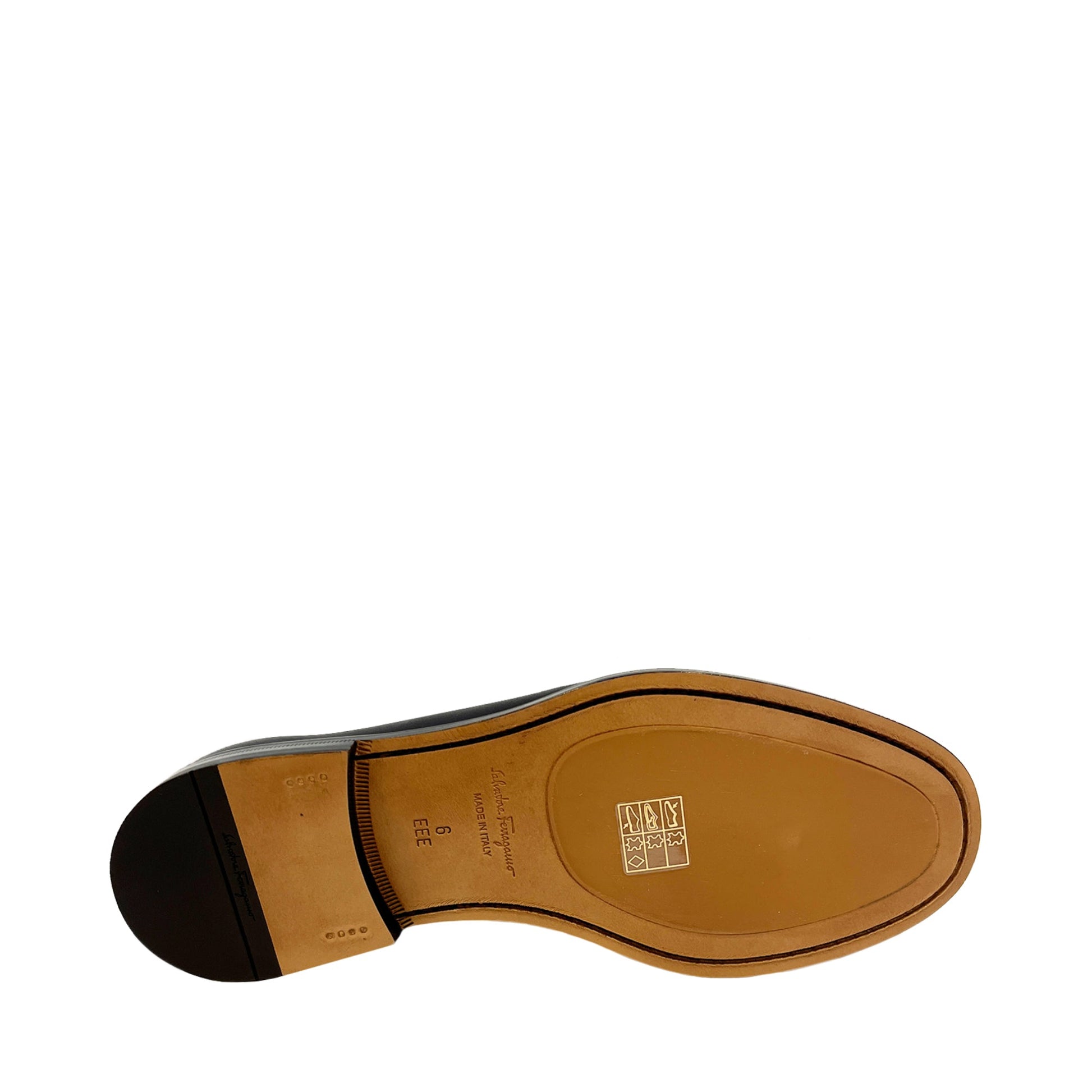 Salvatore Ferragamo Moccasin With Gancini Ornament | Designer code: 712557 | Luxury Fashion Eshop | Lamode.com.hk