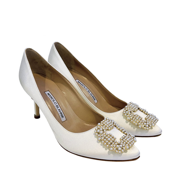 Manolo Blahnik Satin Pearl Buckle Pumps | Designer code: 9XX0673 | Luxury Fashion Eshop | Lamode.com.hk