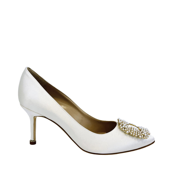 Manolo Blahnik Satin Pearl Buckle Pumps | Designer code: 9XX0673 | Luxury Fashion Eshop | Lamode.com.hk