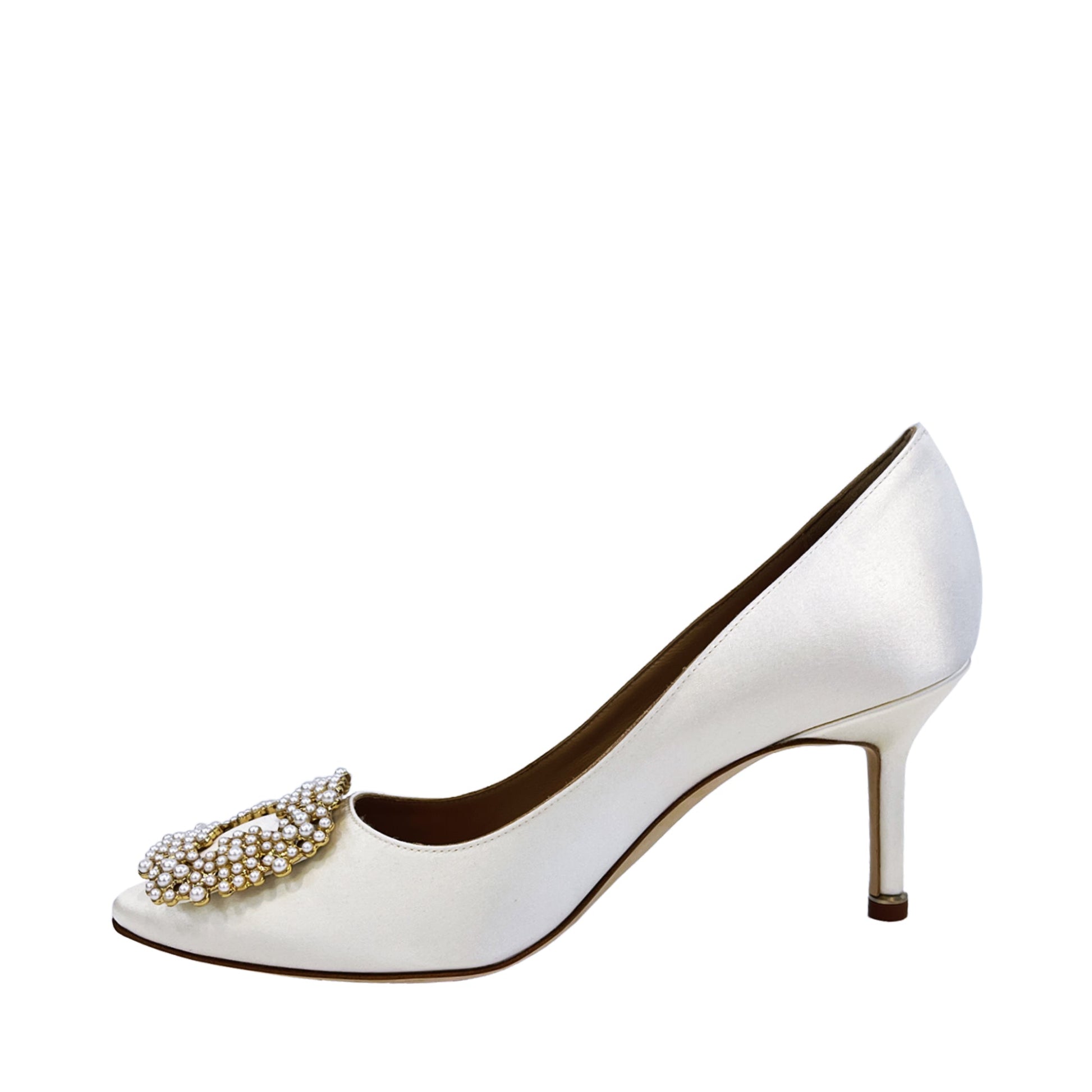 Manolo Blahnik Satin Pearl Buckle Pumps | Designer code: 9XX0673 | Luxury Fashion Eshop | Lamode.com.hk