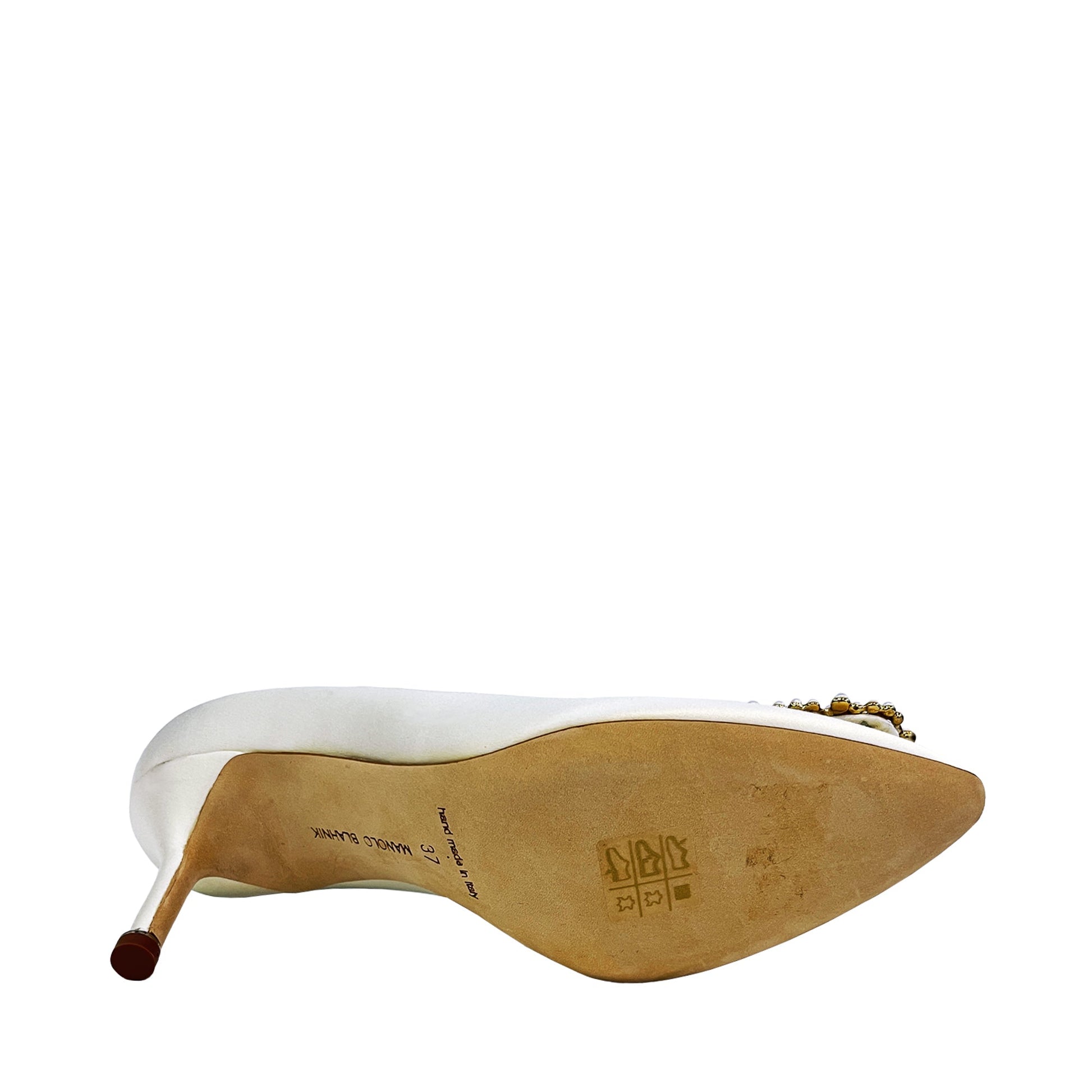 Manolo Blahnik Satin Pearl Buckle Pumps | Designer code: 9XX0673 | Luxury Fashion Eshop | Lamode.com.hk